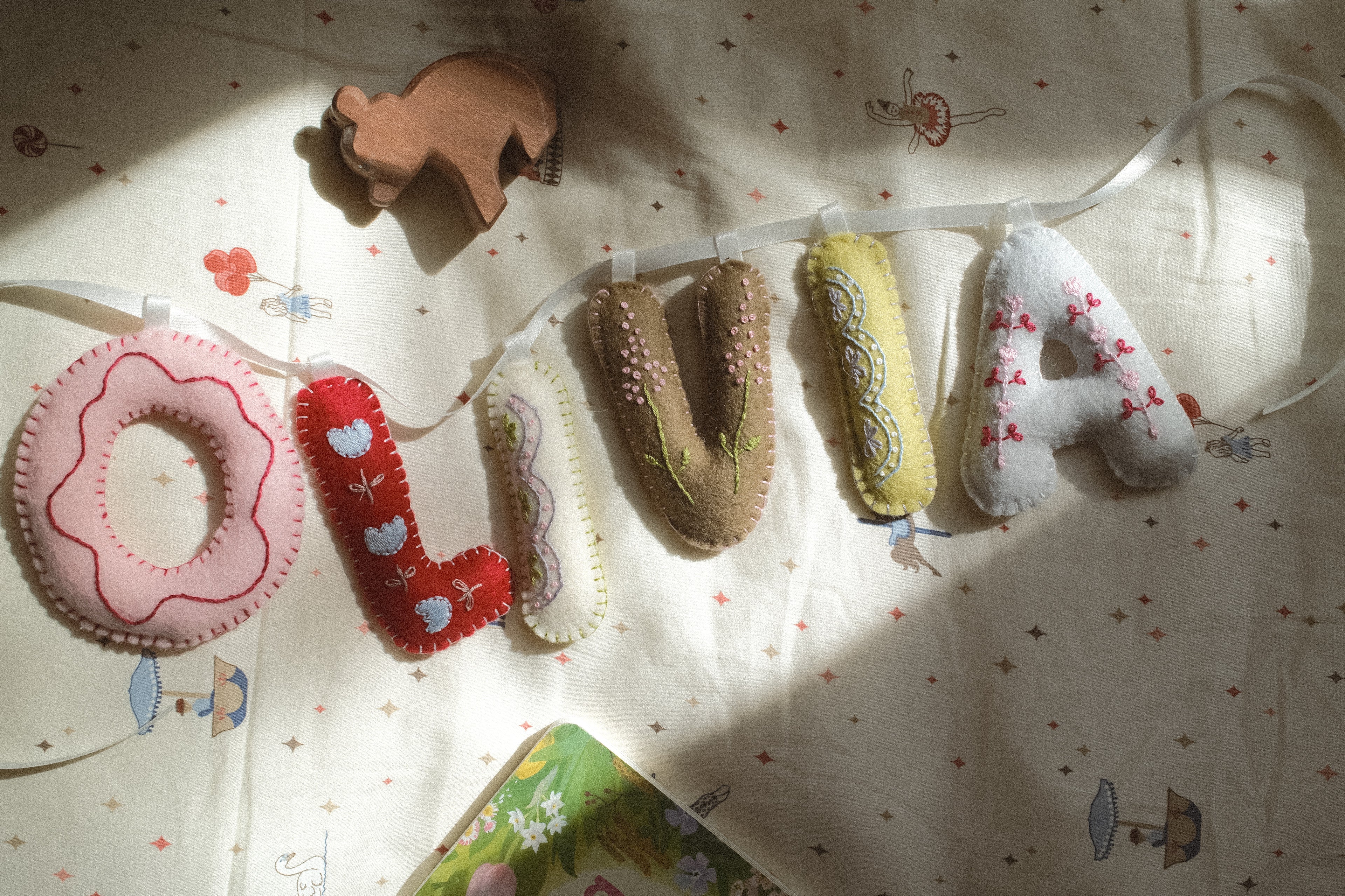 DIY broderikit bokstaver | Personlig navn til barnerom